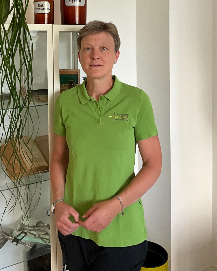 Susan von der Alltagshilfe Impuls, im grünen Poloshirt in den Praxisräumen